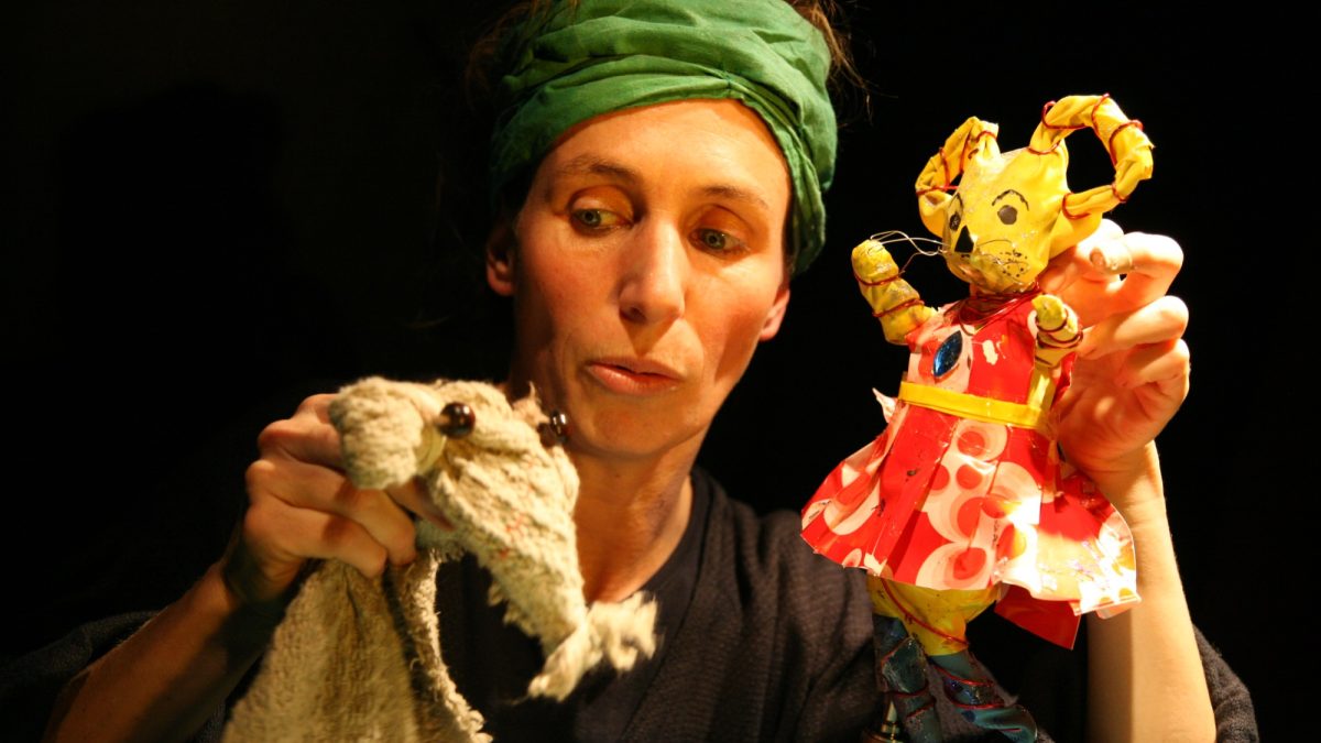 Eine Frau spielt Puppentheater