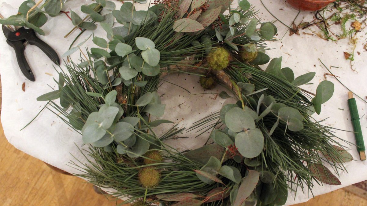 Selbstgebundener Herbstkranz aus Grün